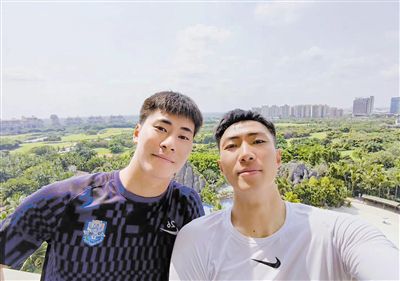 萧常乾本身就能力平平，萧海龙更是个眼高手低的废物，吃里扒外很擅长，真让他想办法帮公司赚点钱，那真是难上加难。